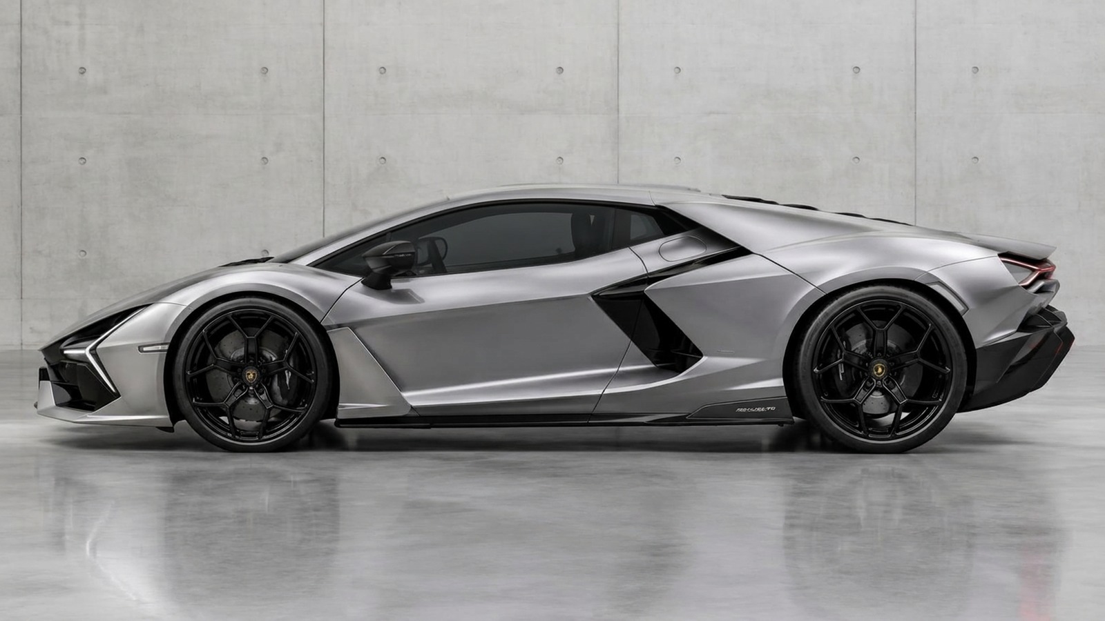 Lamborghini Revuelto — Light tint